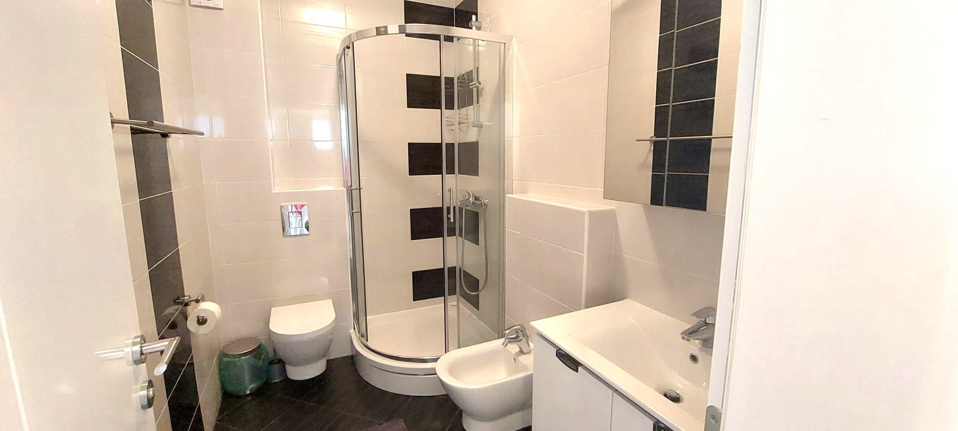 Doppelhaushälfte im Tribunj mit zwei Wohnungen, Keller Apartment und Garten nur 200m zum Meer