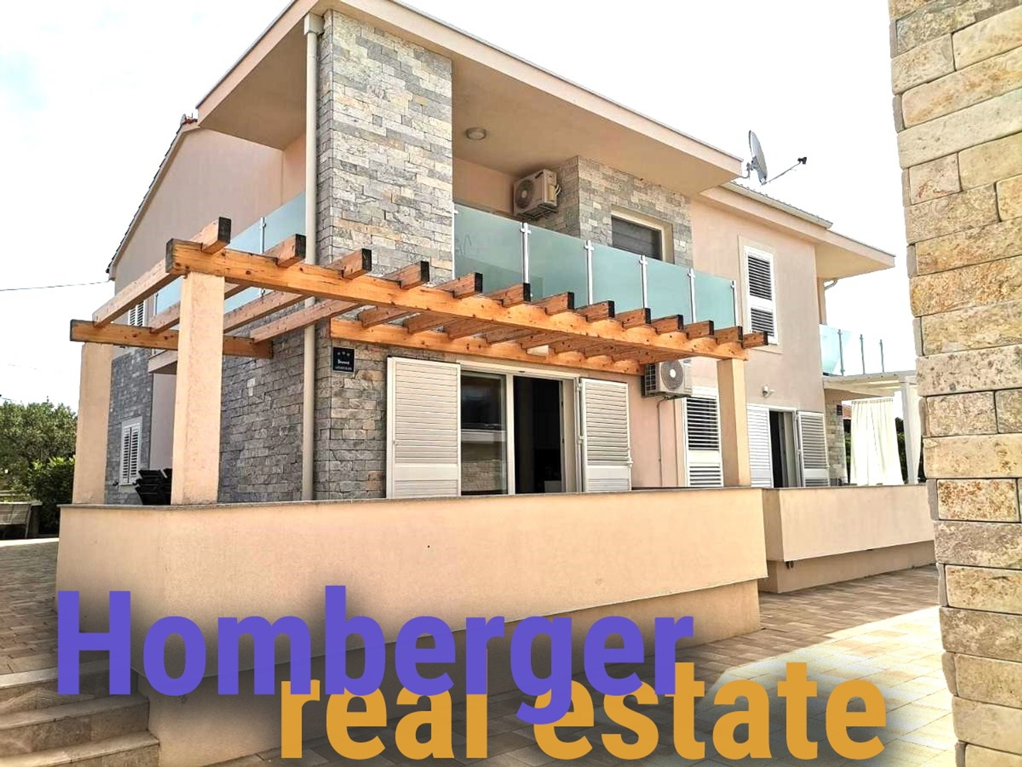 Doppelhaushälfte im Tribunj mit zwei Wohnungen, Keller Apartment und Garten nur 200m zum Meer