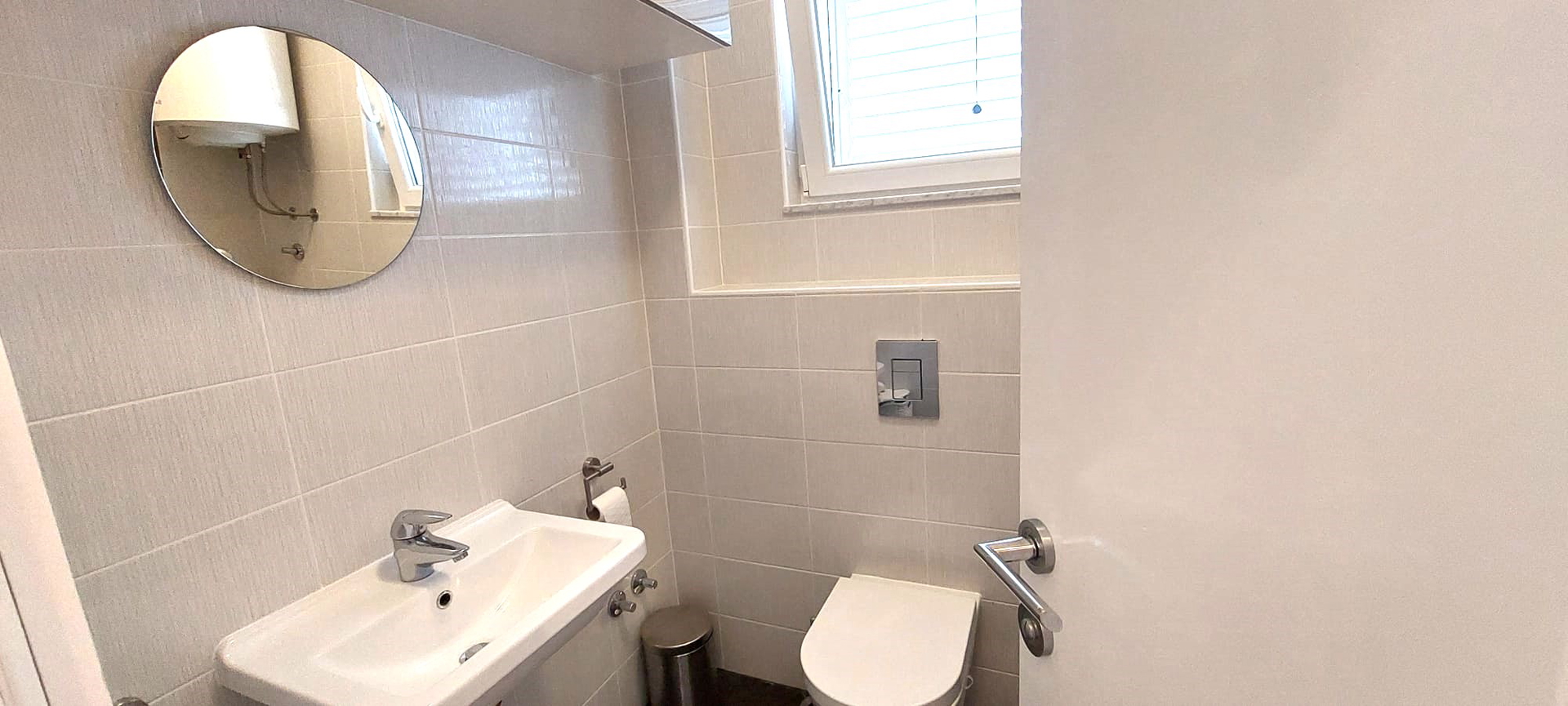 Doppelhaushälfte im Tribunj mit zwei Wohnungen, Keller Apartment und Garten nur 200m zum Meer