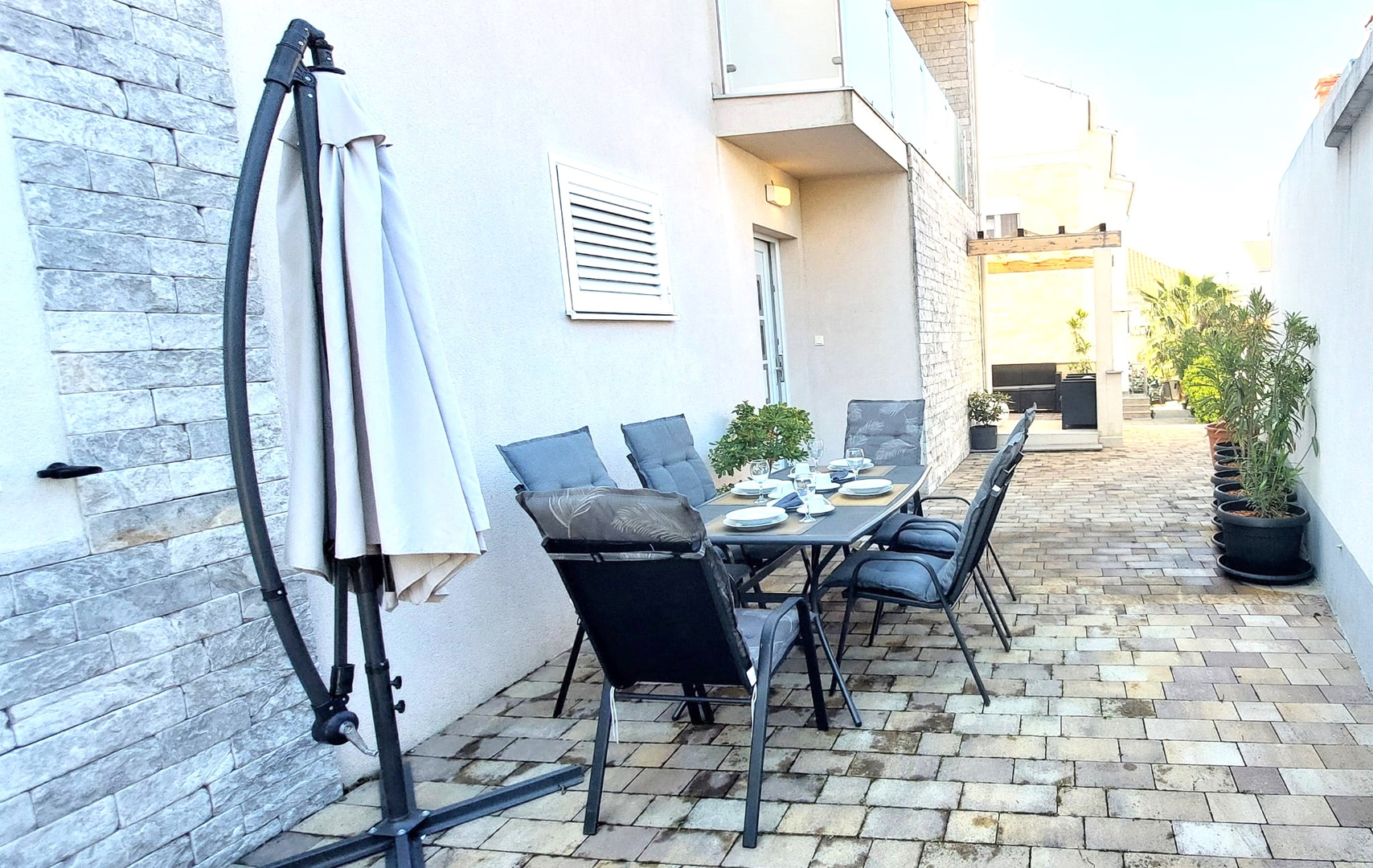 Doppelhaushälfte im Tribunj mit zwei Wohnungen, Keller Apartment und Garten nur 200m zum Meer