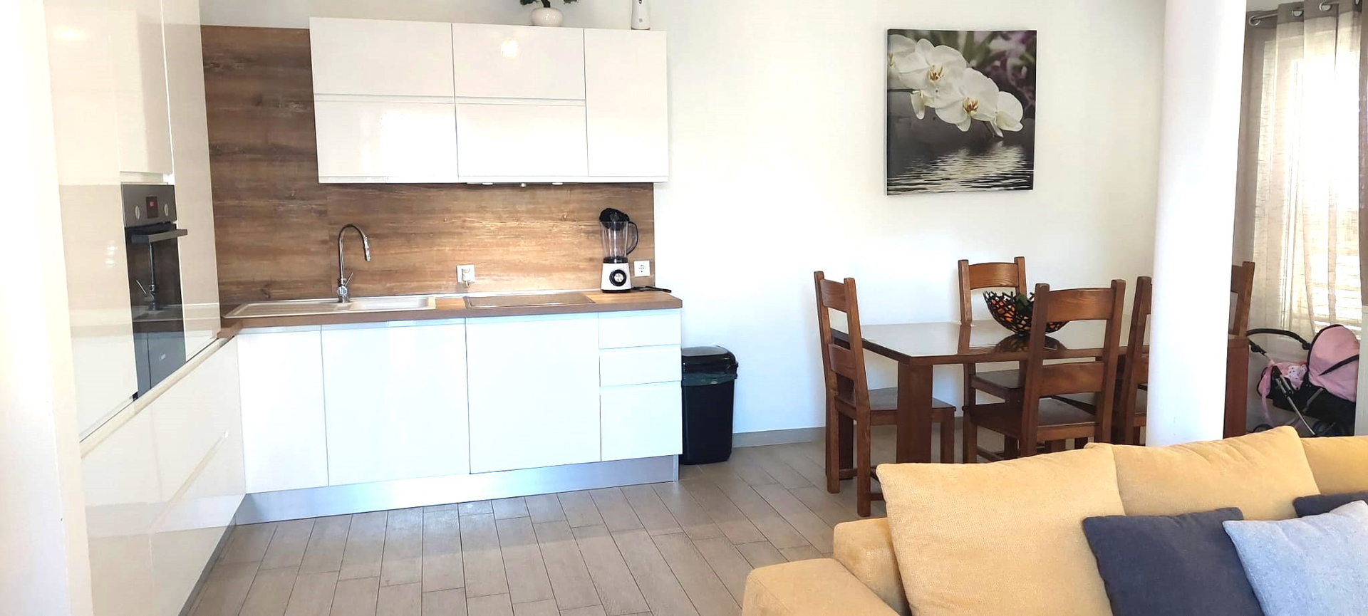 Doppelhaushälfte im Tribunj mit zwei Wohnungen, Keller Apartment und Garten nur 200m zum Meer