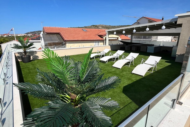 Vodice – Attraktive Wohnung möbliert mit schöner Dachterrasse und Garage