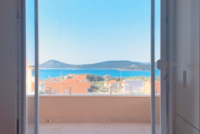 Vodice – Attraktive Wohnung möbliert mit schöner Dachterrasse und Garage