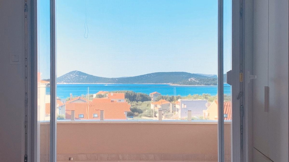 Vodice – Attraktive Wohnung möbliert mit schöner Dachterrasse und Garage