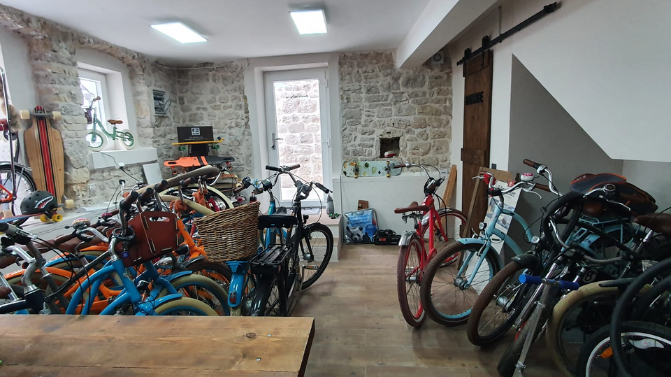 Steinhaus mit&nbsp; Ladenlokal in Vodice zu verkaufen&excl;