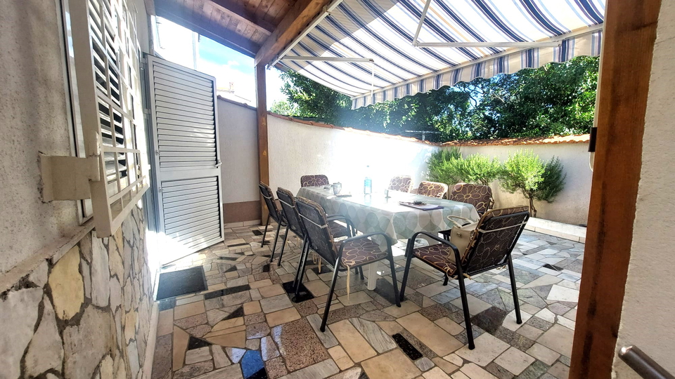 350 m vom Meer und Strand &ndash; Familienhaus in Pirovac zu verkaufen