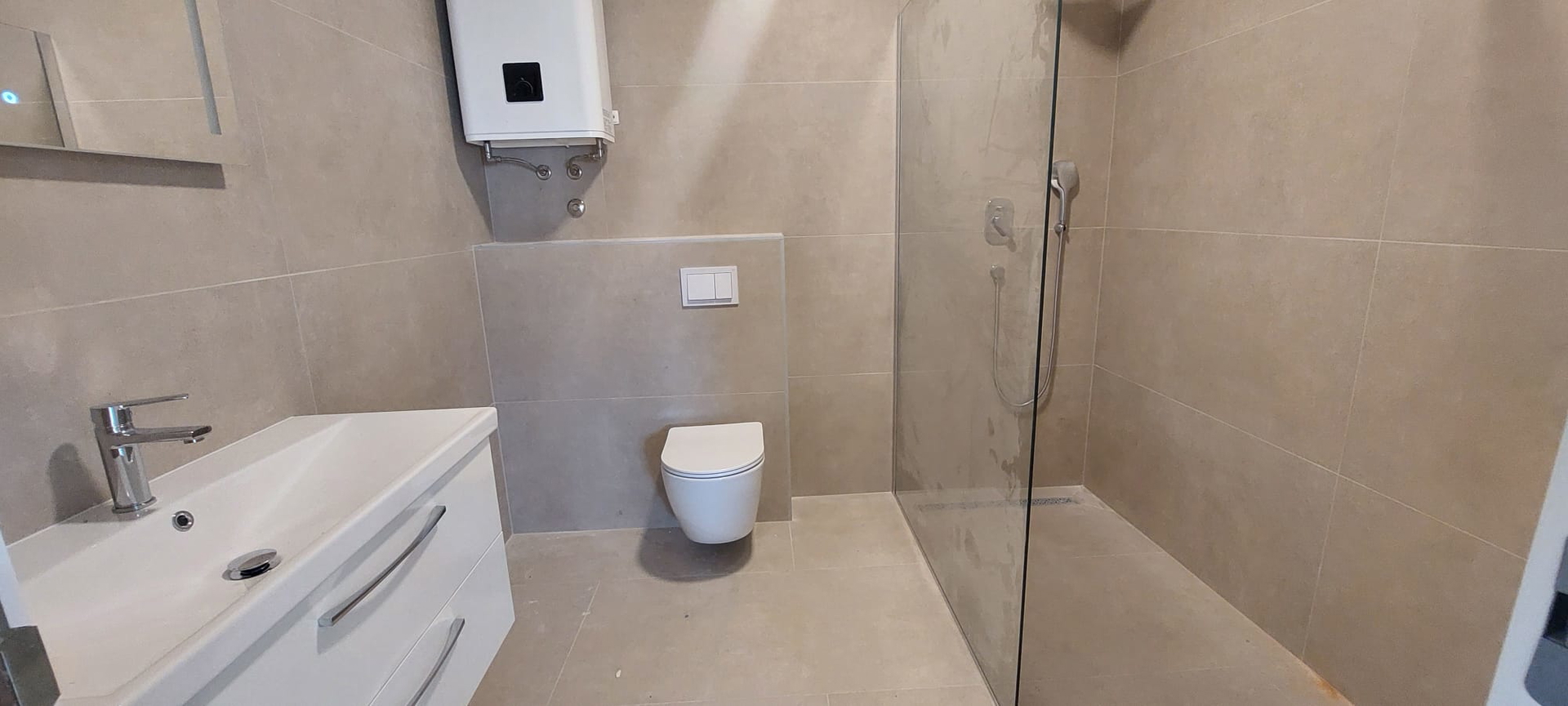 Vodice - 100m zum Meer - Reihenhaus - mittel mit Dachterrasse