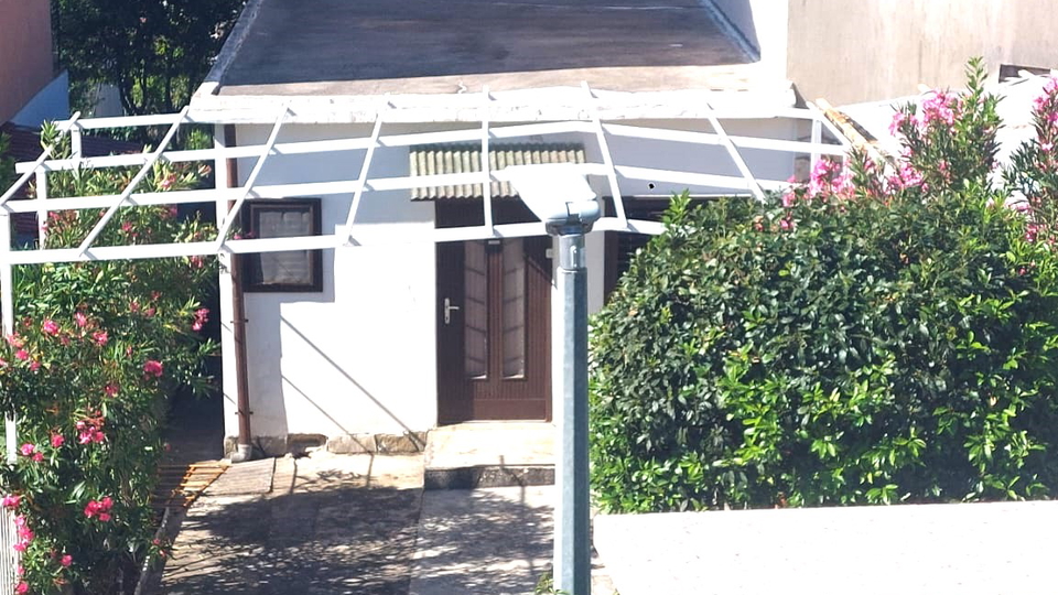 350 m vom Meer und Strand &ndash; Familienhaus in Pirovac zu verkaufen