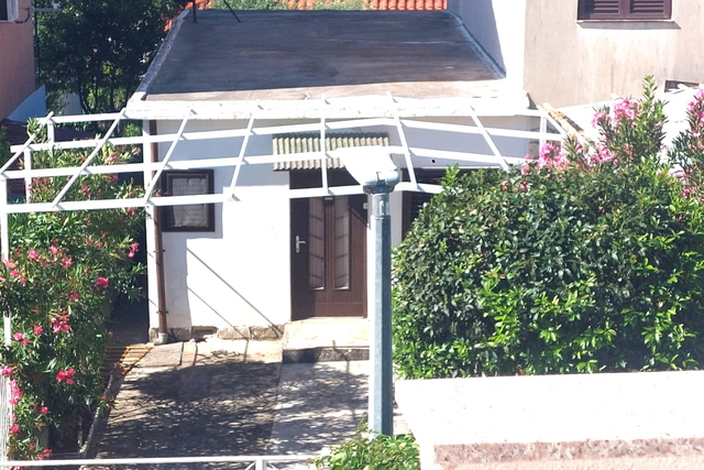 350 m vom Meer und Strand – Familienhaus in Pirovac zu verkaufen