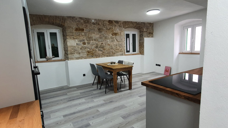 Steinhaus mit&nbsp; Ladenlokal in Vodice zu verkaufen&excl;
