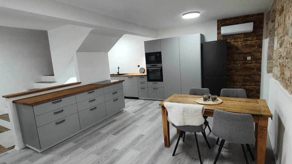 Steinhaus mit&nbsp; Ladenlokal in Vodice zu verkaufen&excl;
