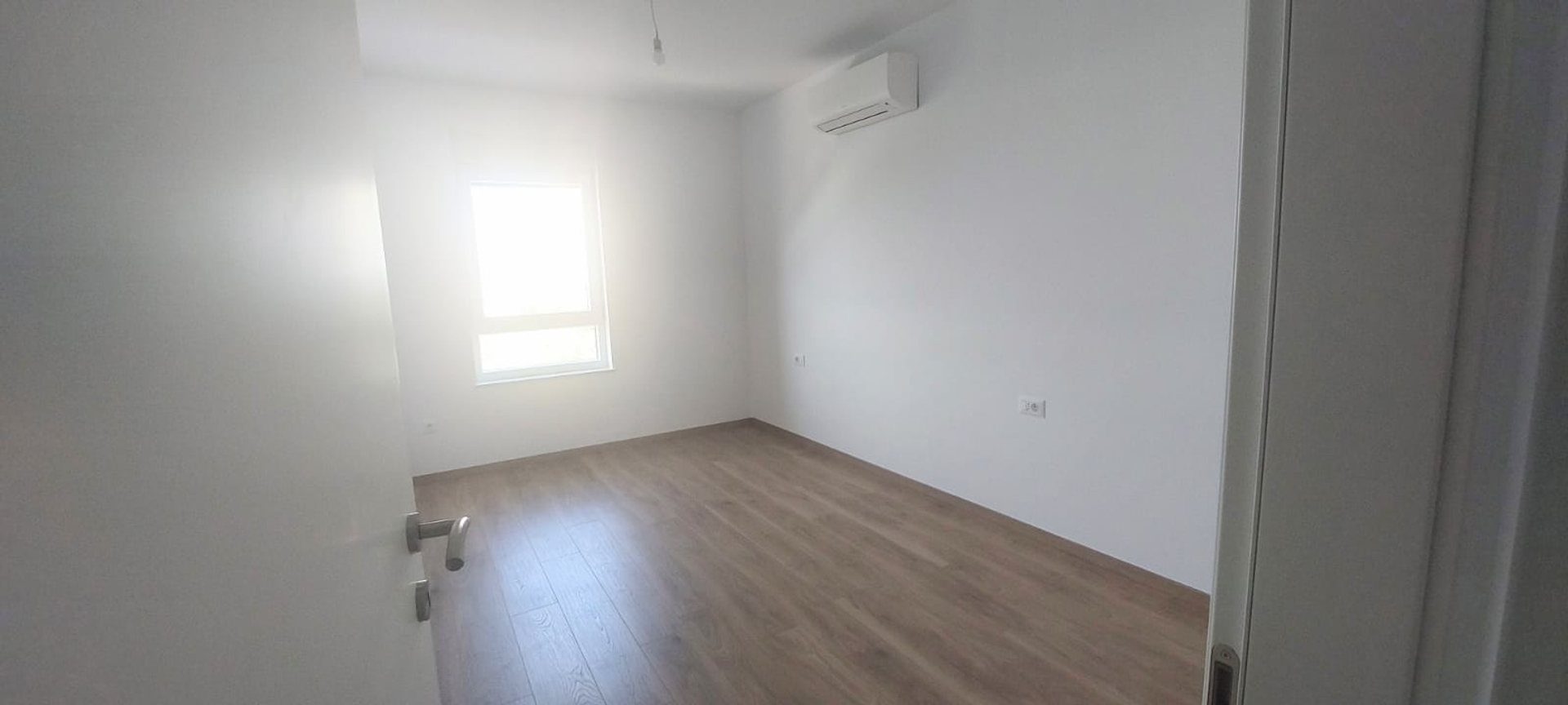 TRIBUNJ -  stan sa PREKRASNOM POGLEDOM  dvije spavaće sobe , ostavom i velikom terasom od 23m2