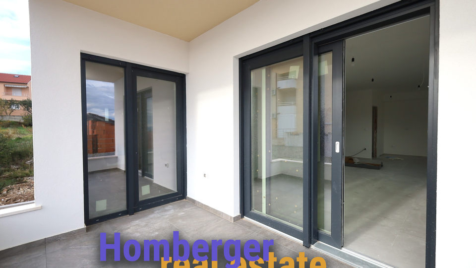 Vodice  atraktivan stan sa krovnom terasom&comma; 3 spava&cacute;e sobe&comma; podno grijanje&comma; pogled