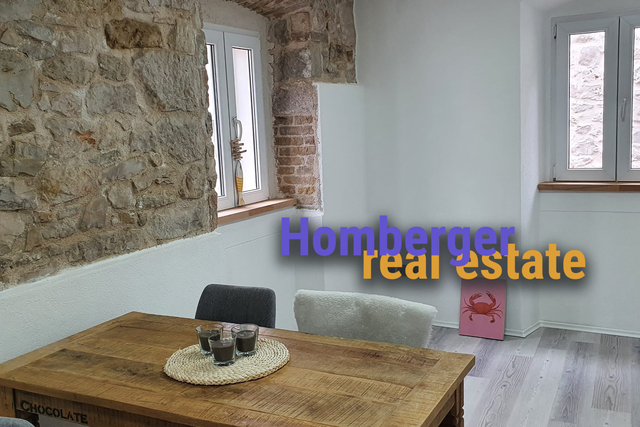 Ova šarmantna kamena kuća pravi je dragulj u srcu Vodica!