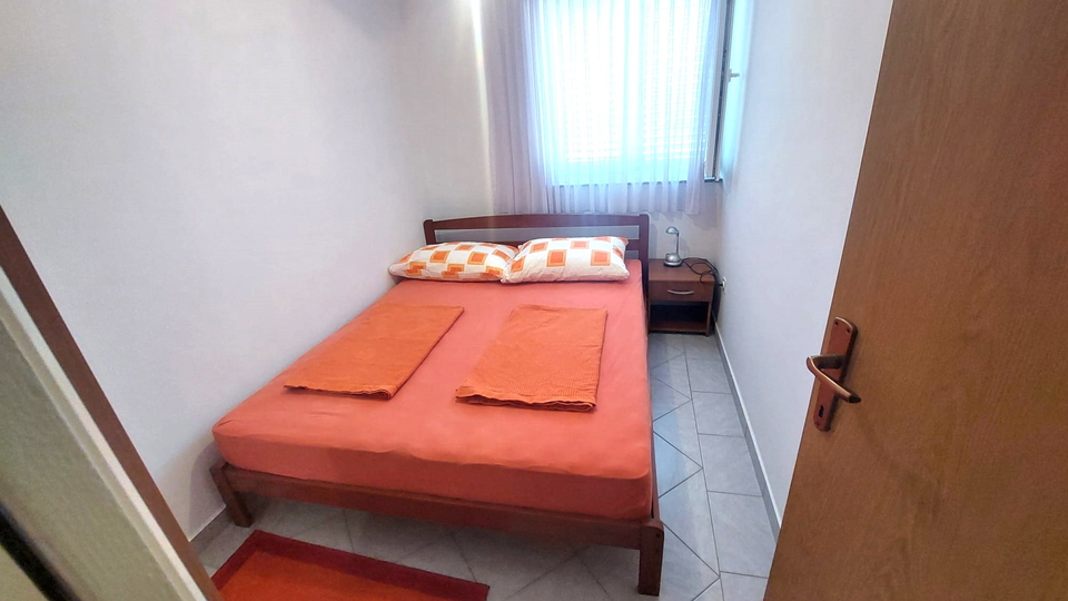350 m vom Meer und Strand &ndash; Familienhaus in Pirovac zu verkaufen