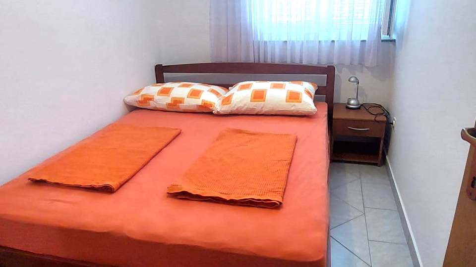 350 m vom Meer und Strand &ndash; Familienhaus in Pirovac zu verkaufen