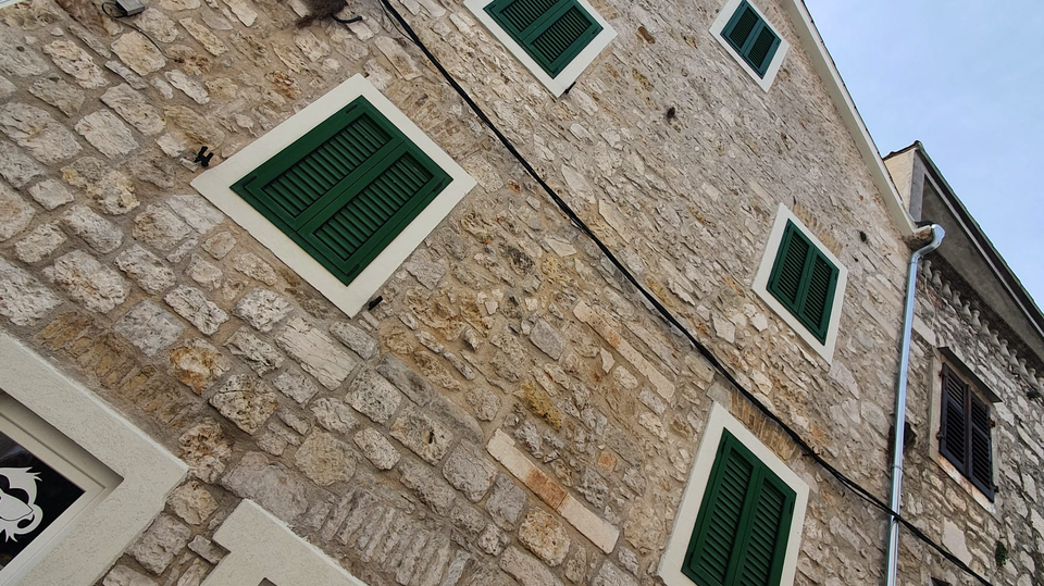 Steinhaus mit&nbsp; Ladenlokal in Vodice zu verkaufen&excl;