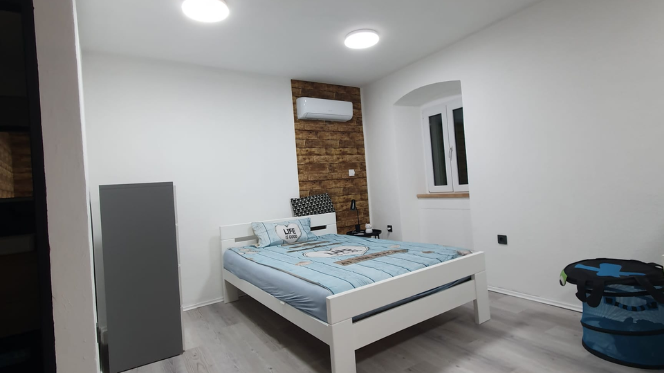 Steinhaus mit&nbsp; Ladenlokal in Vodice zu verkaufen&excl;