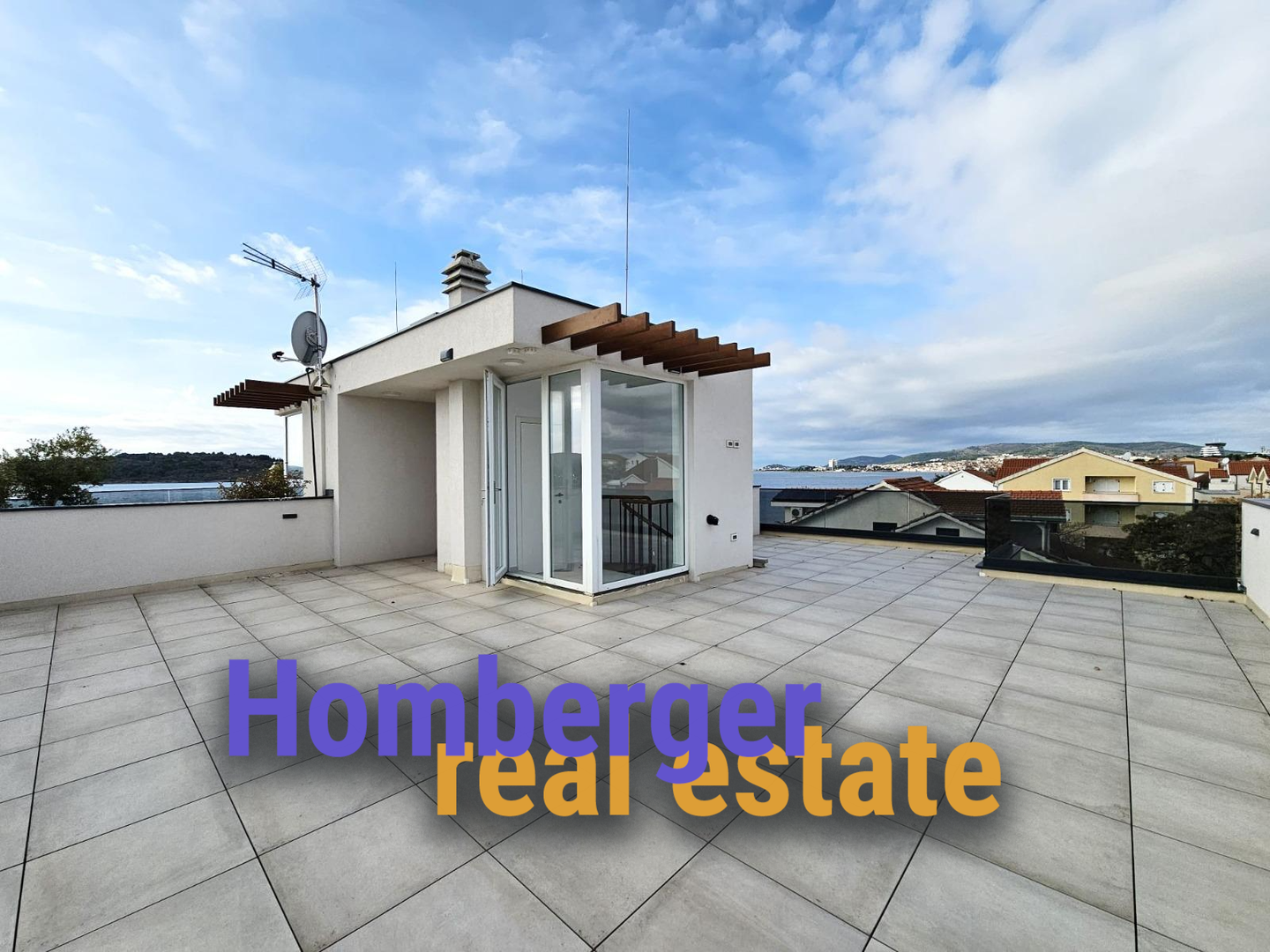 Atraktivan penthaus stan 1.Red do mora i plaže, prodaje se namješten