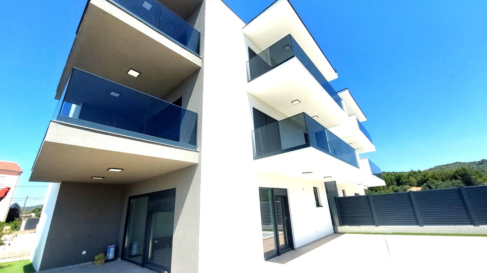 TRIBUNJ &ndash; NEUBAU &vert; Erdgeschosswohnung mit gro&szlig;z&uuml;giger Terrasse und Pool
