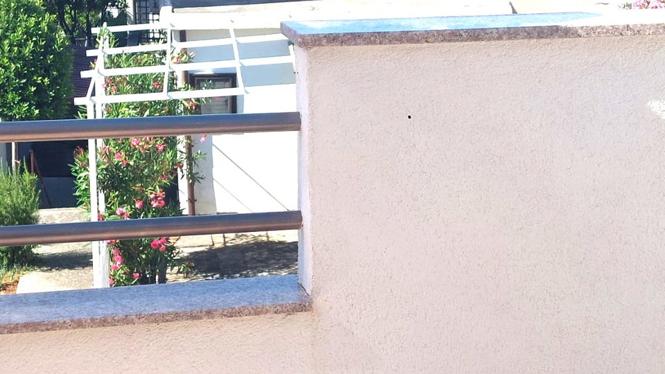 350 m vom Meer und Strand &ndash; Familienhaus in Pirovac zu verkaufen