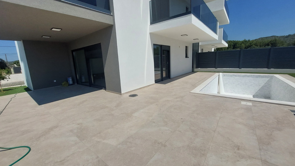 TRIBUNJ &ndash; NEUBAU &vert; Erdgeschosswohnung mit gro&szlig;z&uuml;giger Terrasse und Pool