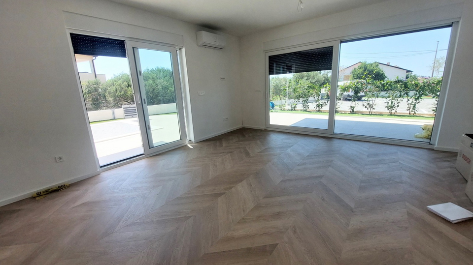 TRIBUNJ &ndash; NEUBAU &vert; Erdgeschosswohnung mit gro&szlig;z&uuml;giger Terrasse und Pool