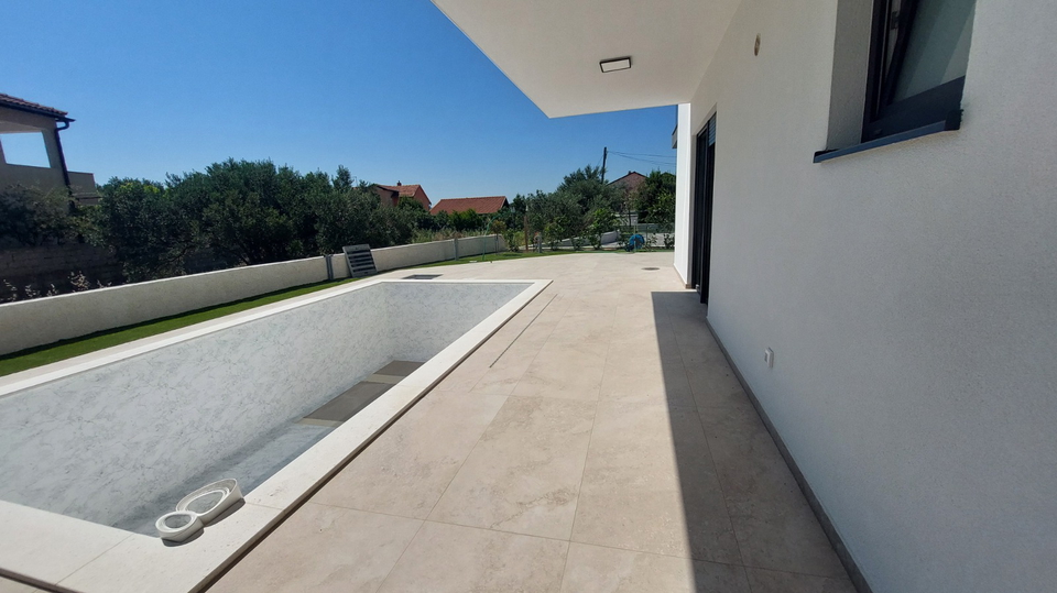 TRIBUNJ &ndash; NEUBAU &vert; Erdgeschosswohnung mit gro&szlig;z&uuml;giger Terrasse und Pool