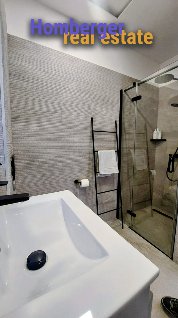 Atraktivan stan u poslovnom prostoru samo 60m do mora -pogled na more