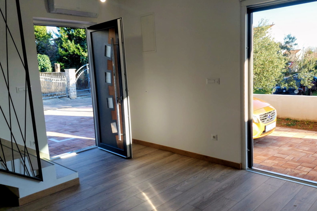 Vodice - 100m zum Meer - Reihenhaus   letzte in der Reihe