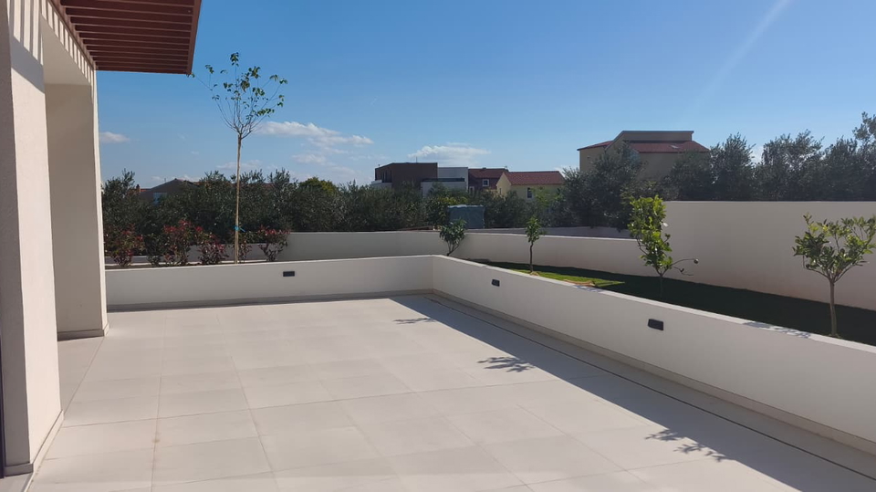 Vodice &ndash; Modernes Familienhaus mit Meerblick &comma; 3 Schlafzimmer in ruhiger Lage