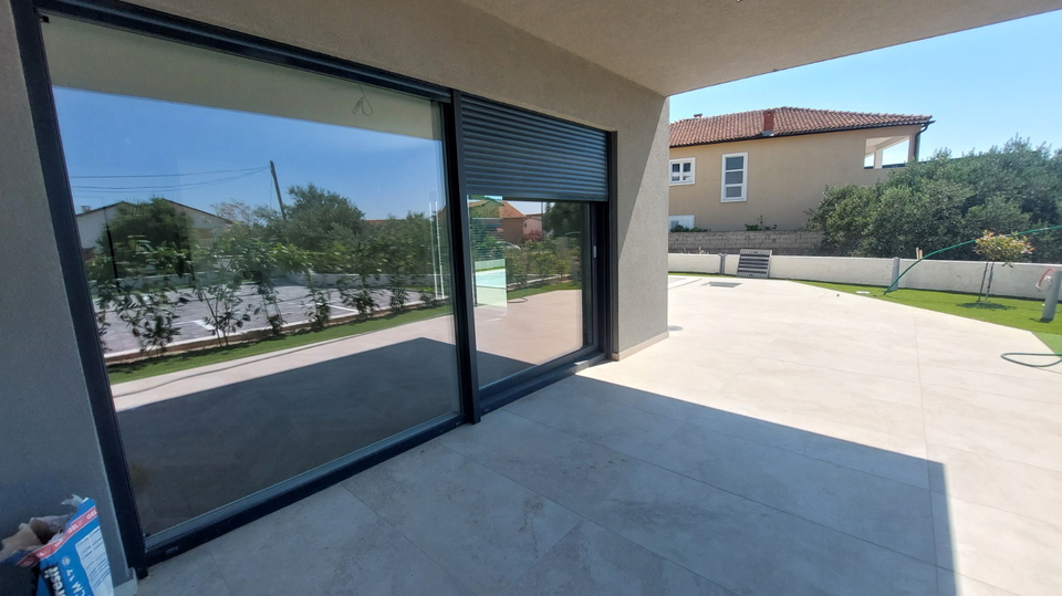 TRIBUNJ &ndash; NEUBAU &vert; Erdgeschosswohnung mit gro&szlig;z&uuml;giger Terrasse und Pool
