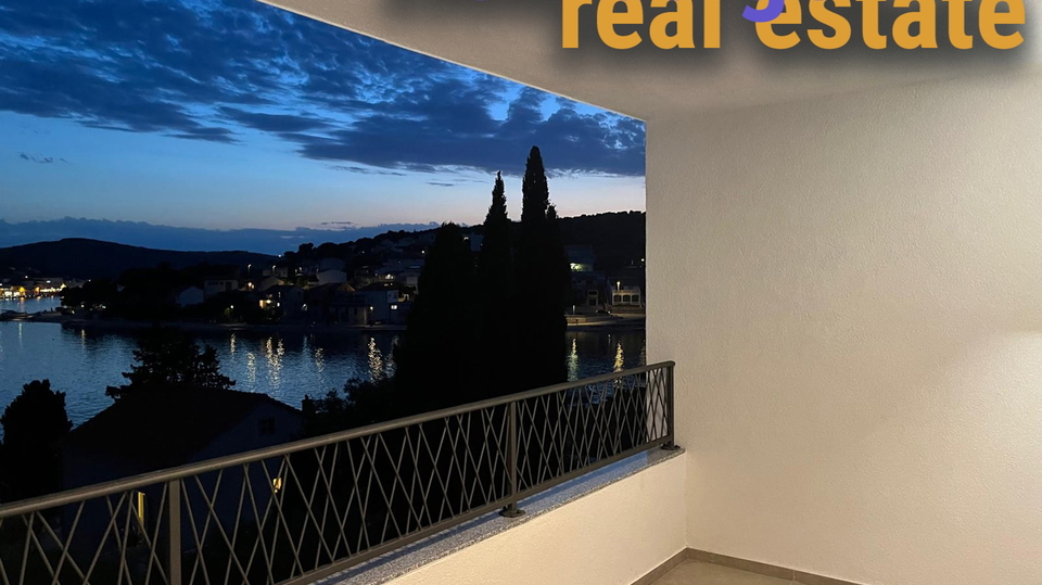 Tisno&comma; 30 m to the beach - 3 bedrooms - duplex apartment - garage