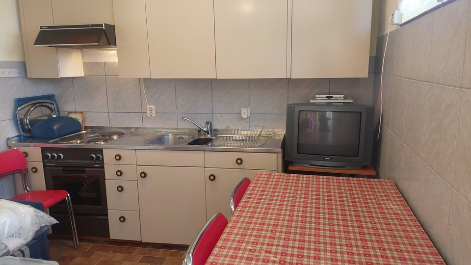 350 m vom Meer und Strand &ndash; Familienhaus in Pirovac zu verkaufen