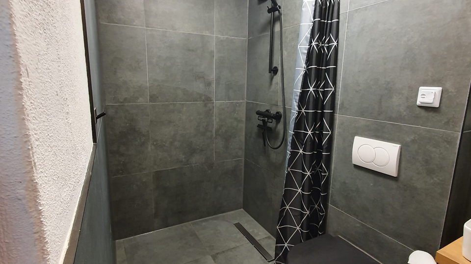 Ova &scaron;armantna kamena ku&cacute;a pravi je dragulj u srcu Vodica&excl;