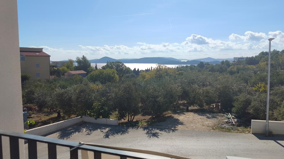 Vodice &ndash; Modernes Familienhaus mit Meerblick &comma; 3 Schlafzimmer in ruhiger Lage