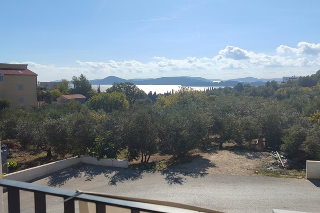 Vodice – Modernes Familienhaus mit Meerblick , 3 Schlafzimmer in ruhiger Lage