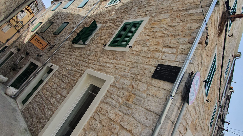 Steinhaus mit&nbsp; Ladenlokal in Vodice zu verkaufen&excl;