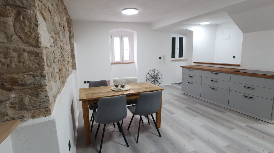 Steinhaus mit&nbsp; Ladenlokal in Vodice zu verkaufen&excl;