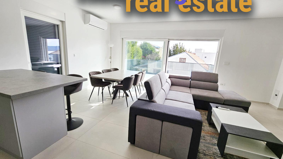 Atraktivan penthaus stan 1&period;Red do mora i pla&zcaron;e&comma; prodaje se namje&scaron;ten