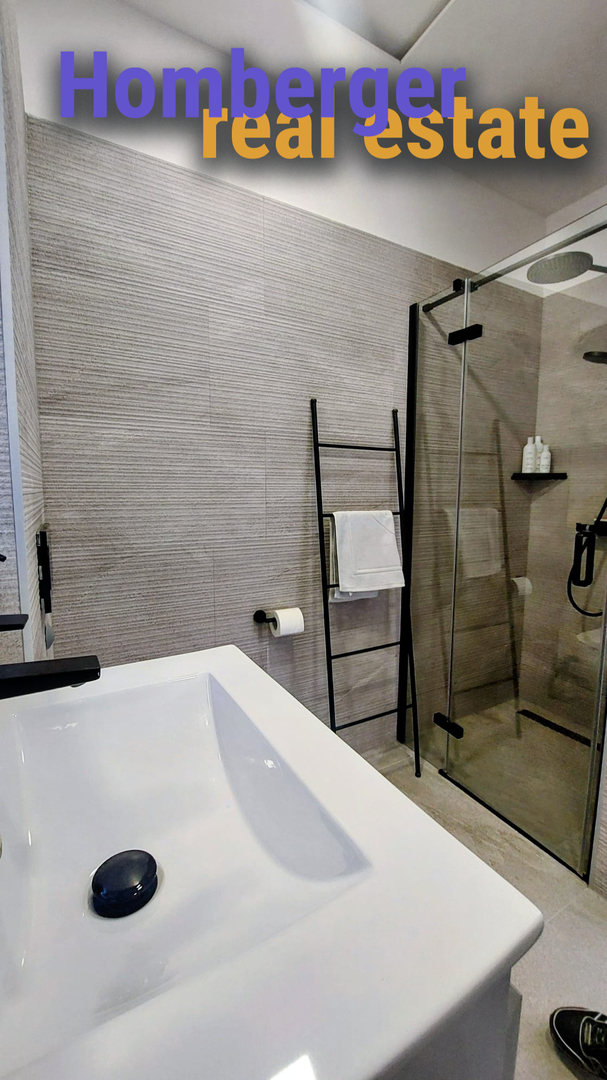 Atraktivan stan u poslovnom prostoru samo 60m do mora -pogled na more