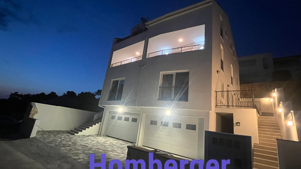 Tisno, 30 m bis zum Strand - 3 Schlafzimmer - Maisonette - Garage