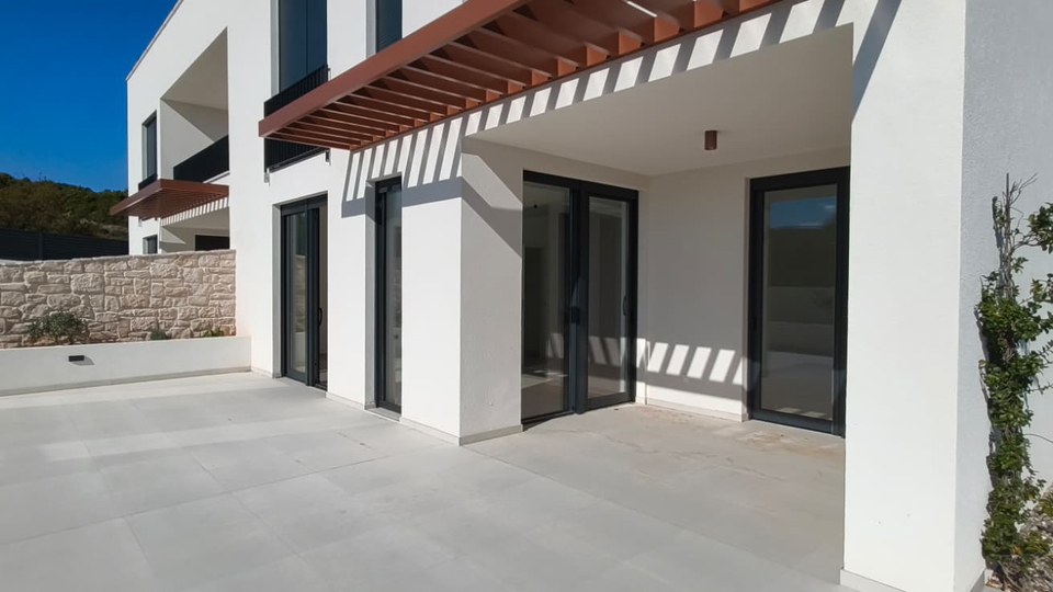 Vodice &ndash; Modernes Familienhaus mit Meerblick &comma; 3 Schlafzimmer in ruhiger Lage
