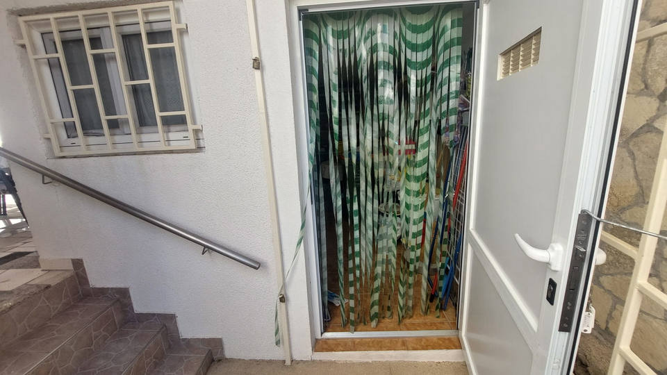 350 m vom Meer und Strand &ndash; Familienhaus in Pirovac zu verkaufen