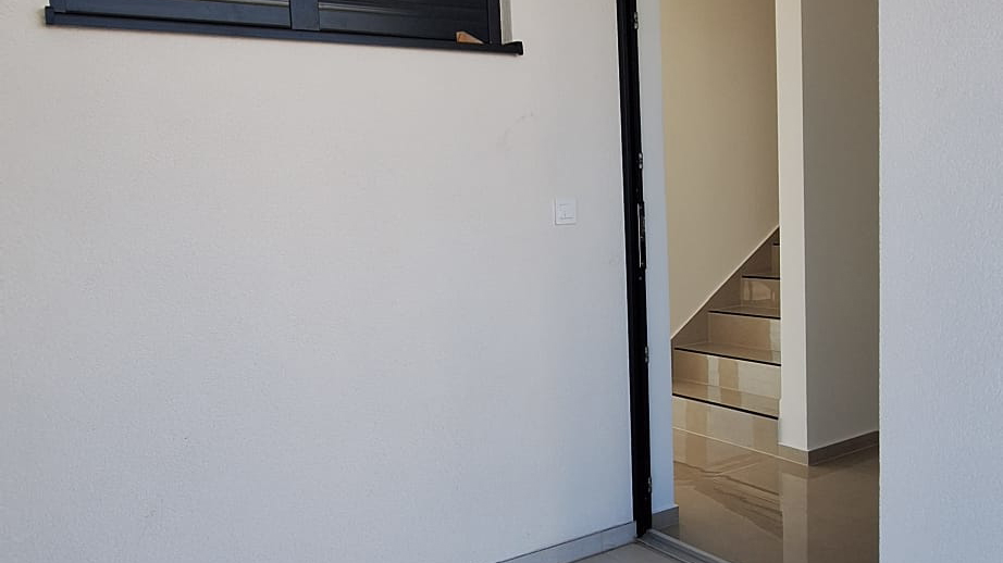 Vodice &ndash; Modernes Familienhaus mit Meerblick &comma; 3 Schlafzimmer in ruhiger Lage
