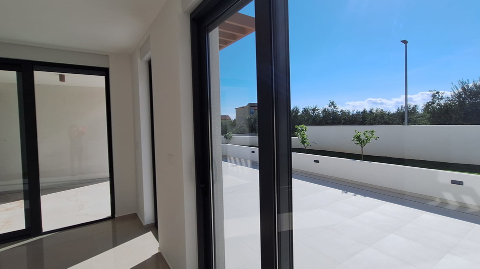 Vodice &ndash; Modernes Familienhaus mit Meerblick &comma; 3 Schlafzimmer in ruhiger Lage