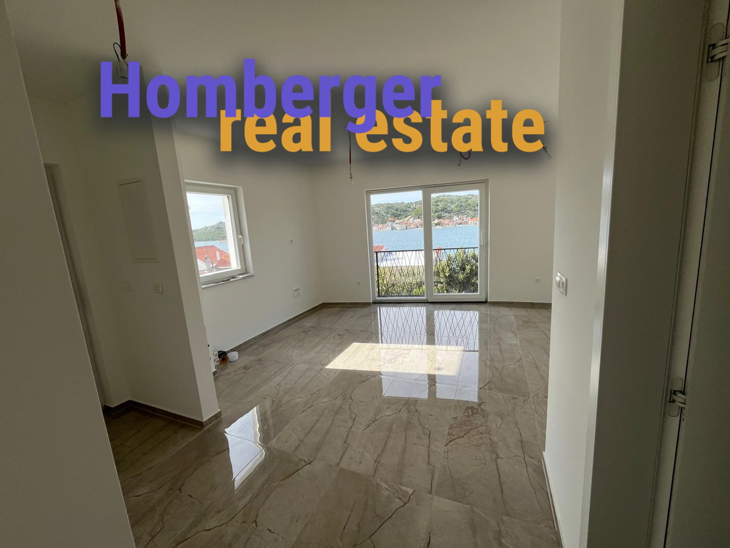 Tisno , 30 m do plaže - 3 spavaće sobe - dvoetažni stan - garaža