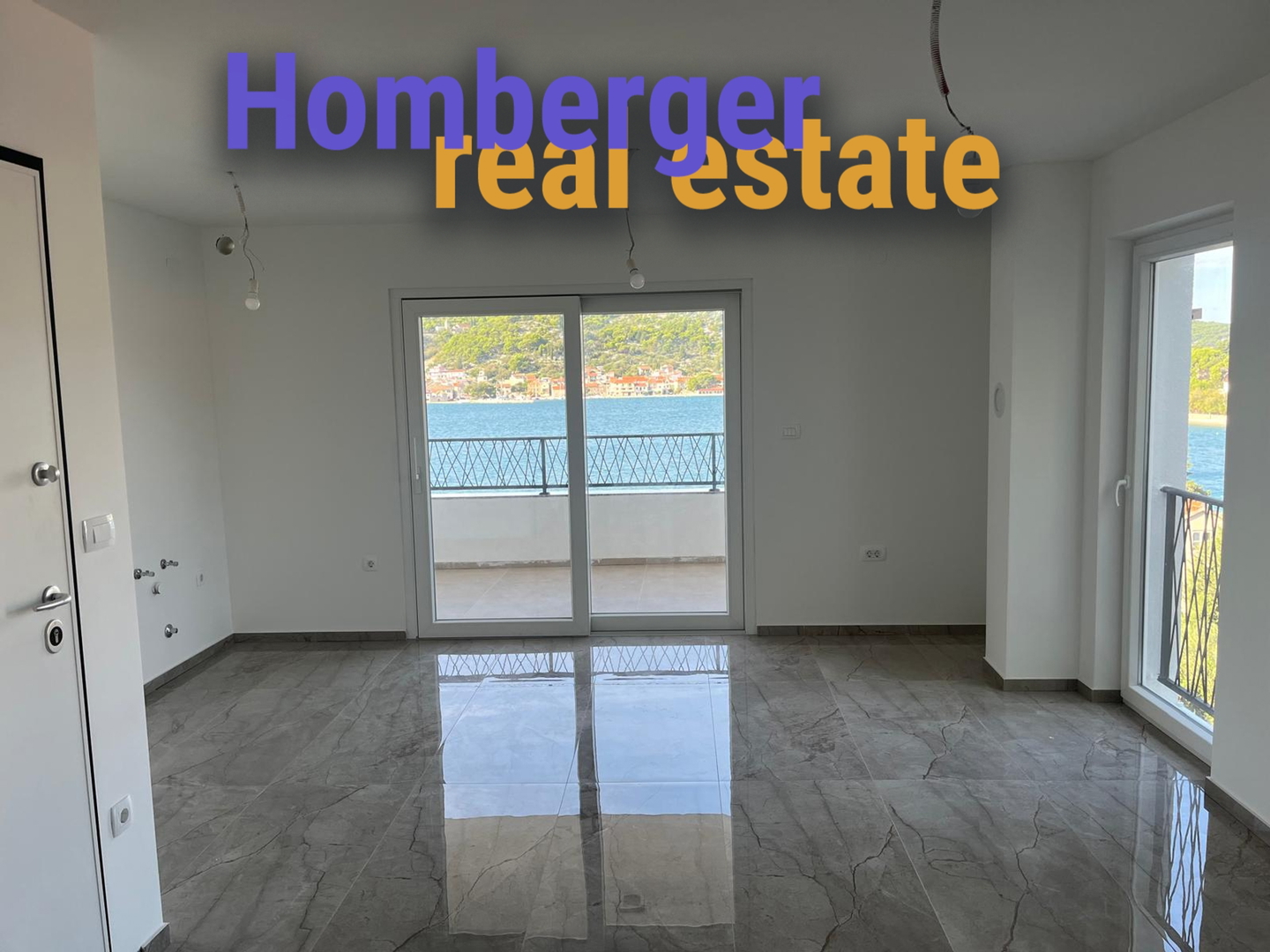 Tisno , 30 m do plaže - 3 spavaće sobe - dvoetažni stan - garaža