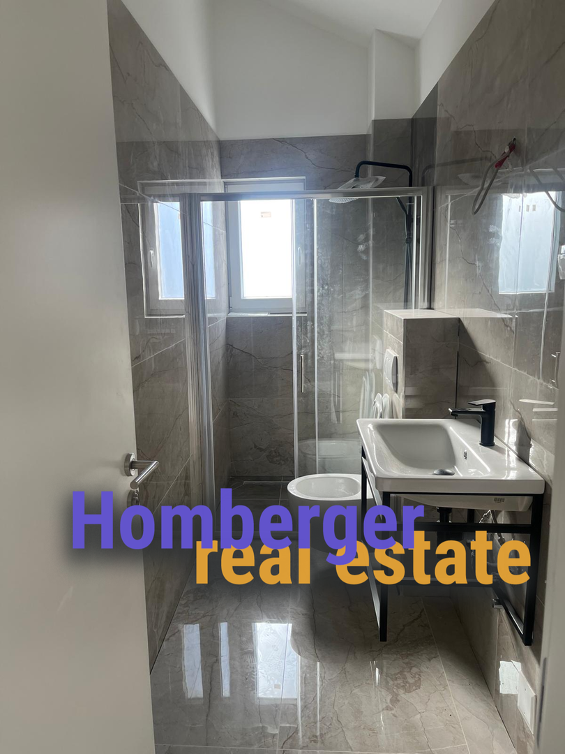 Tisno , 30 m do plaže - 3 spavaće sobe - dvoetažni stan - garaža