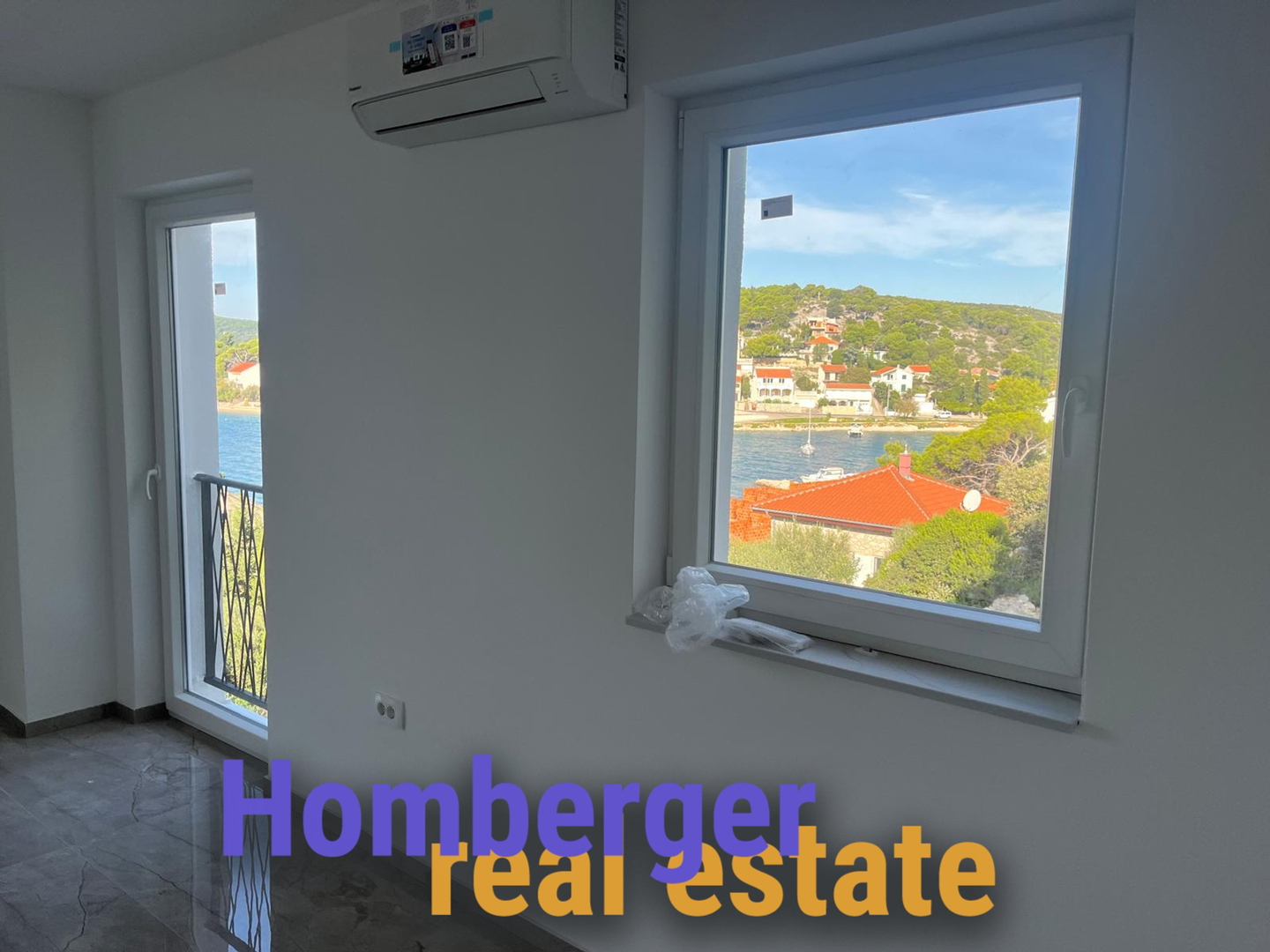 Tisno, 30 m bis zum Strand - 3 Schlafzimmer - Maisonette - Garage